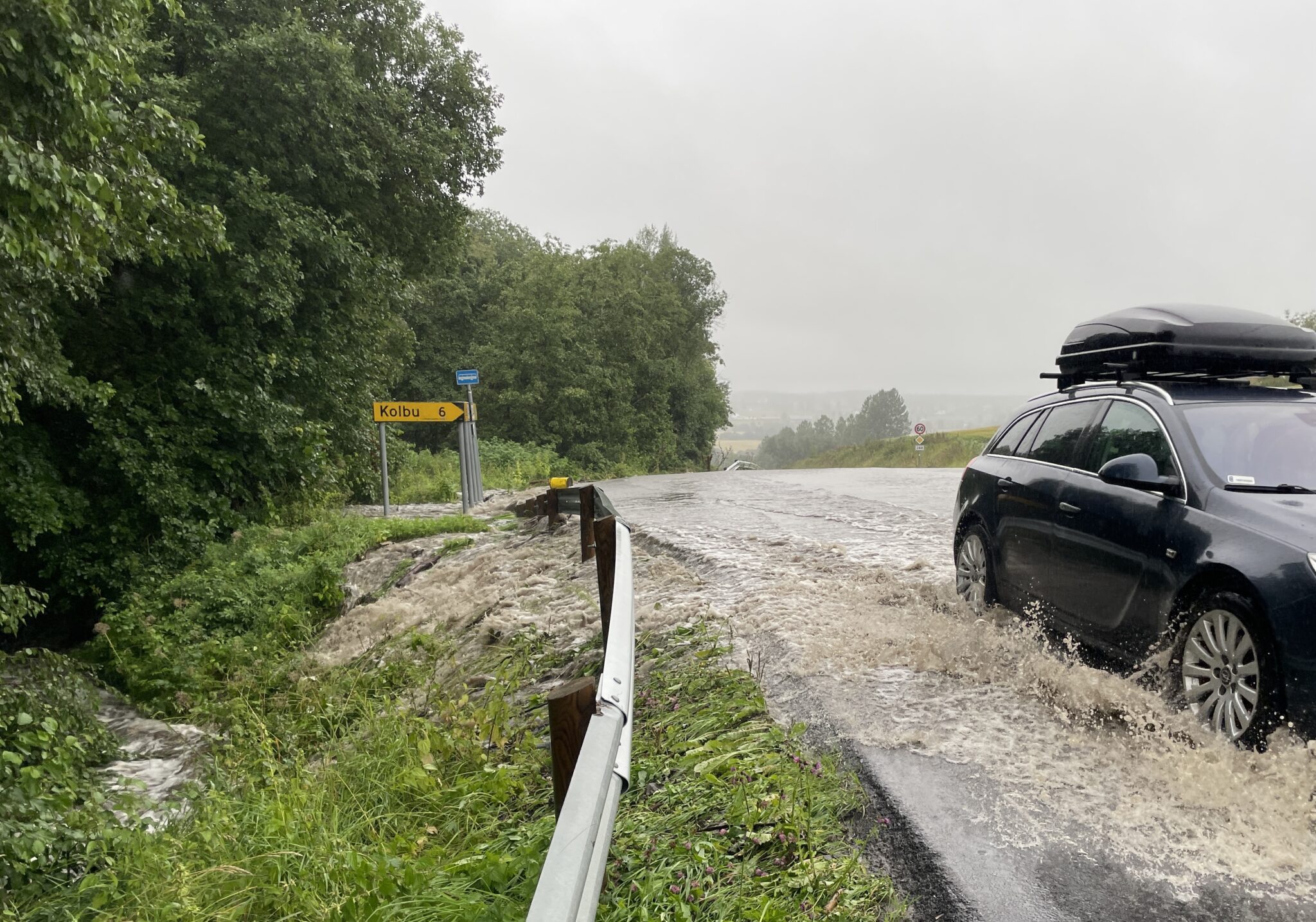 Her Gjorde Vannet Store Skader, Vegen Blir Stengt I Flere Dager ...